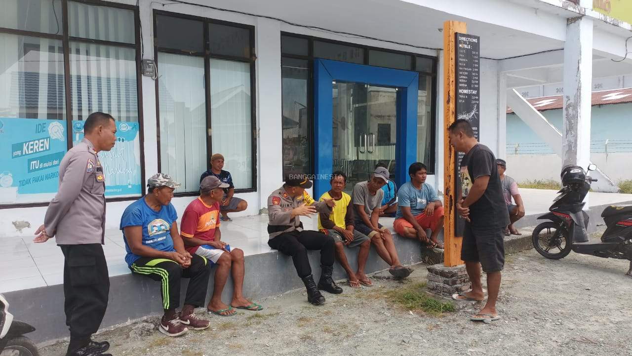 Kapolsek Ampana Kota Gelar Jumat Curhat Dengan Buruh Di Pelabuhan