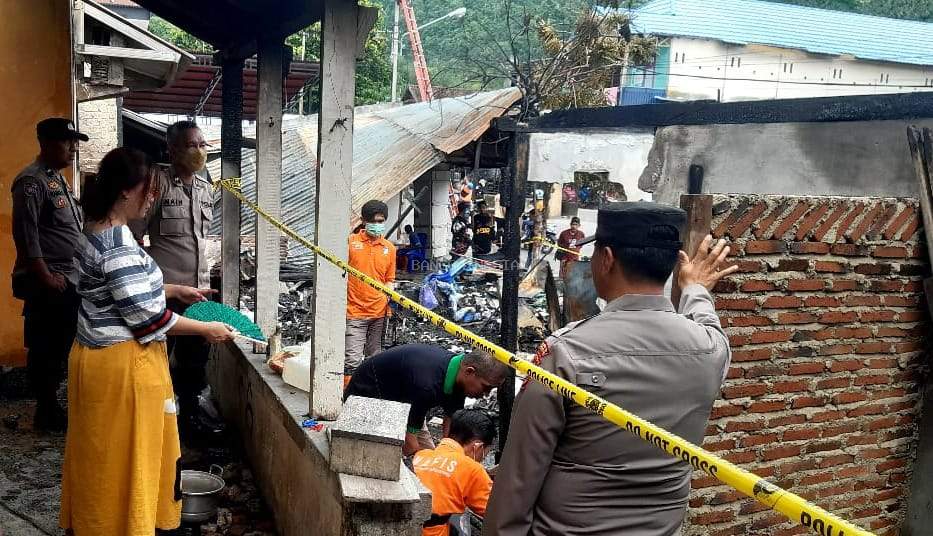 Unit Identifikasi Polres Banggai Olah TKP Lokasi Kebakaran Rumah di Luwuk
